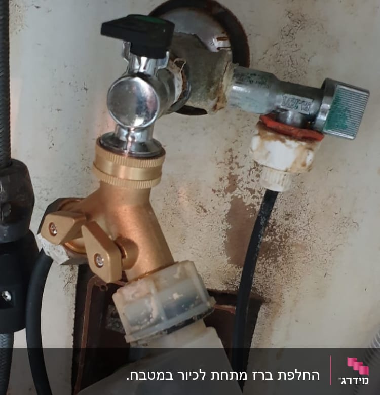 ברזים וצינורות מתכת עם חיבורים מתחת לכיור